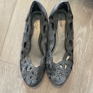 Dark silver/gray flat shoe!